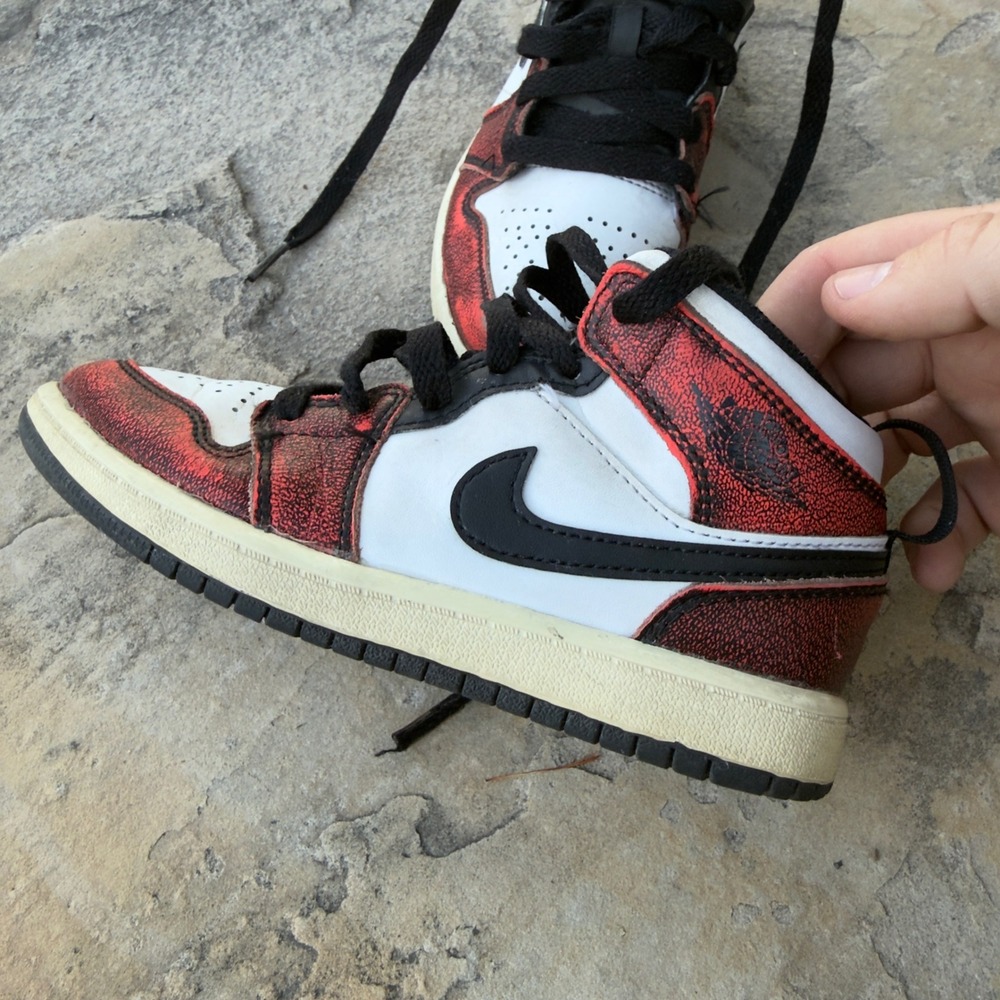 Nike Air Jordan Retro 1 Mid SE GS Toddler Shoes Size 13C Black Infrared - Picture 2 of 10